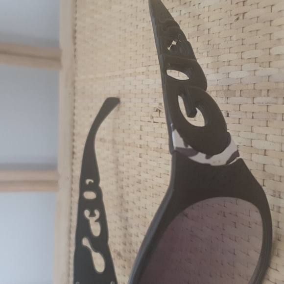 ❓🦓 GUESS Sunglasses 🦓❓ - Picture 3 of 4